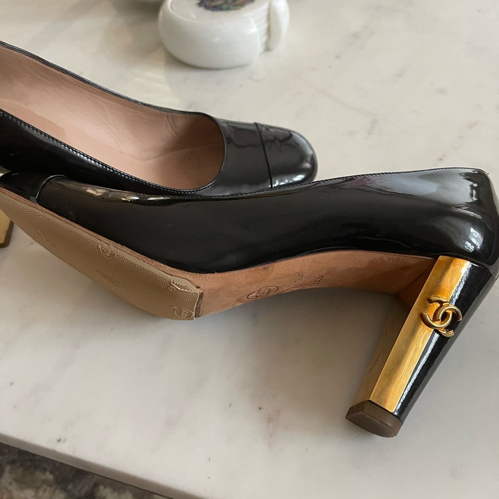 - Timeless Chanel shoes - Picture 2 of 9